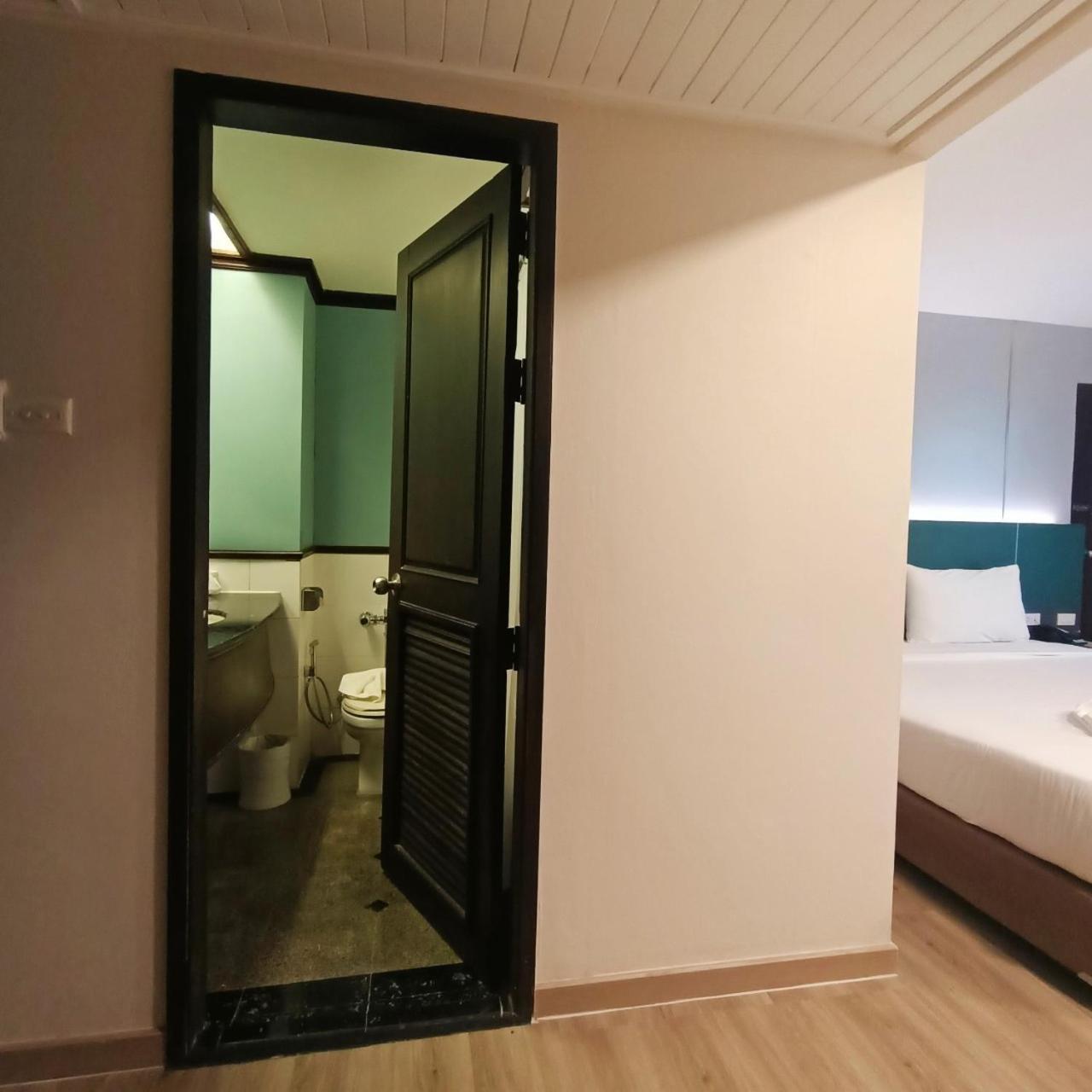 Mayflower Grande Hotel Phitsanulok Exterior foto