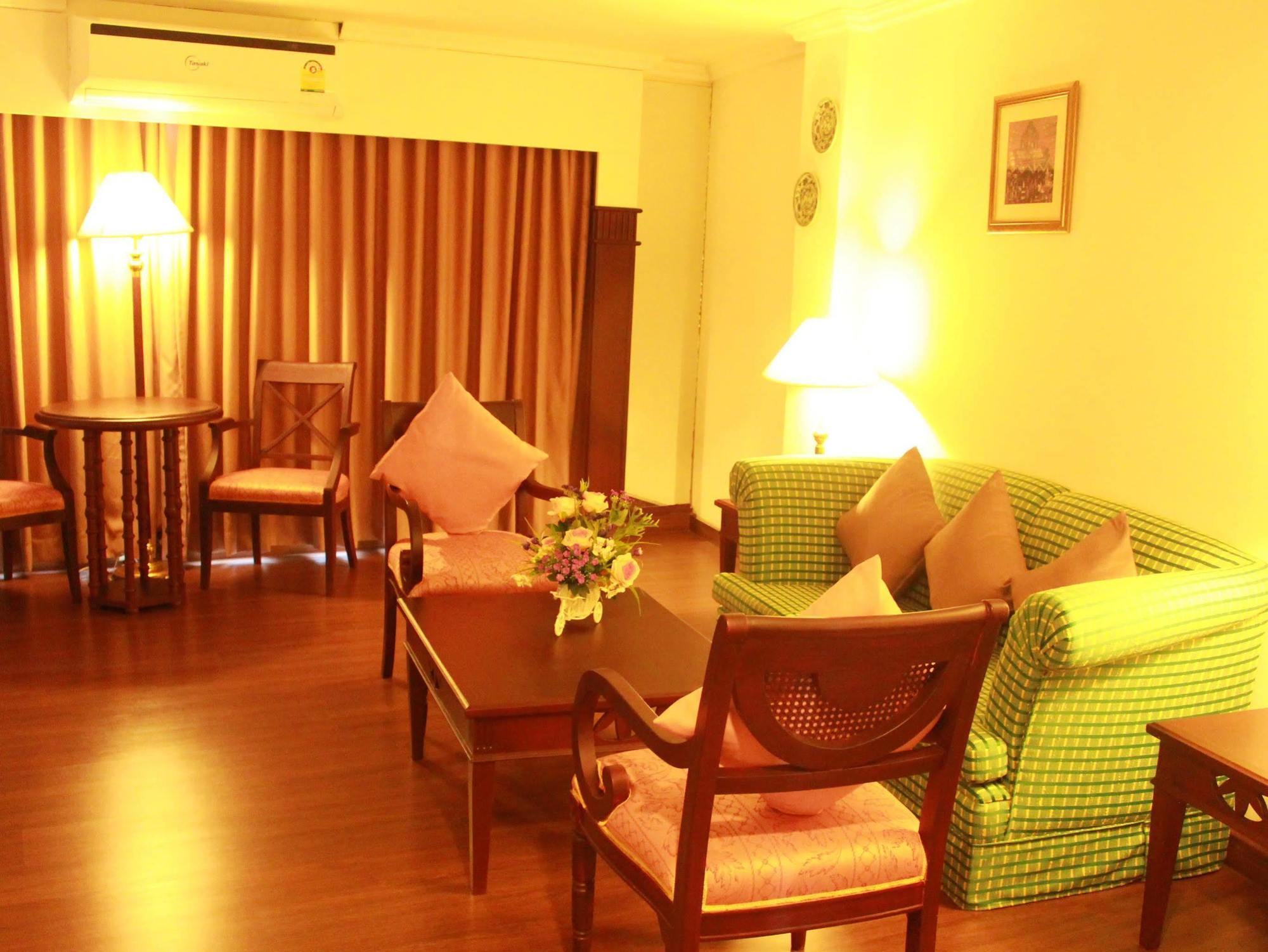 Mayflower Grande Hotel Phitsanulok Exterior foto